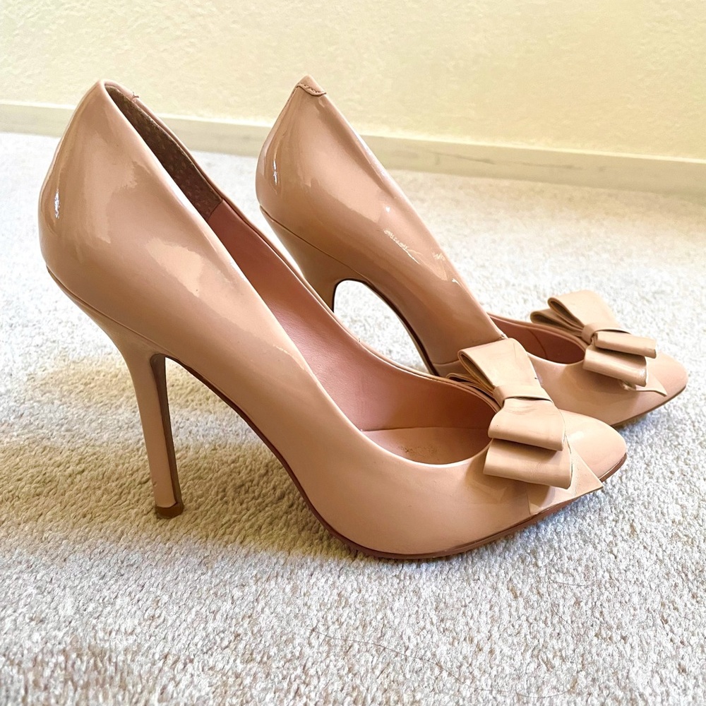 Nude bow heels